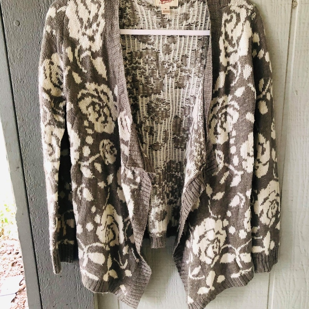 3/$20 🍁 Size M. Fall/Winter rose cardigan